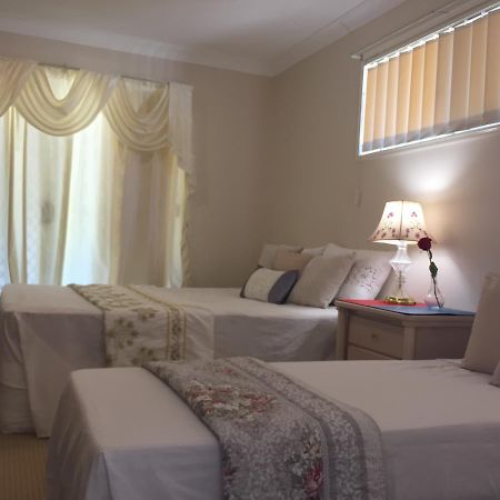 Theme Parks Amituofo Homestay Гоулд Коуст Стая снимка